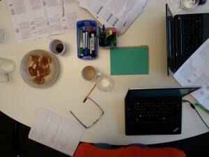 Bord med datorer, papper och inte minst. Kanelbullar.