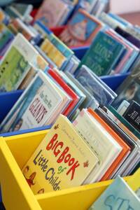 Bilderböcker i bibliotekstråg