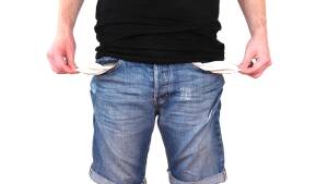 Person i jeans med fickorna vända ut och in.