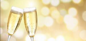 Två glas champagne mot en guldgul bakgrund.