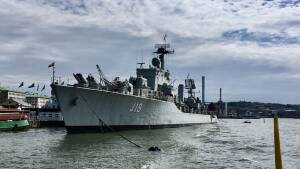 Jägaren HMS Småland ligger i vattnet i Göteborg.